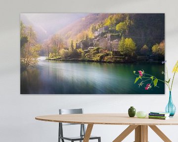 Het dorp Isola Santa en het meer in de herfst. van Stefano Orazzini