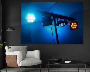 Op kleur afgestemde ledspots op een truss voor een donkerblauwe ba