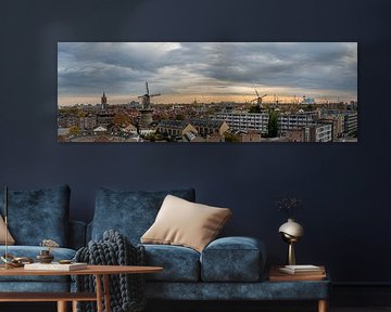 Panorama de la ligne d'horizon de Schiedam avec des moulins à vent sur Kok and Kok