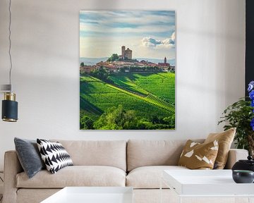 Langhe wijngaarden en Serralunga d'Alba dorp, Italië van Stefano Orazzini