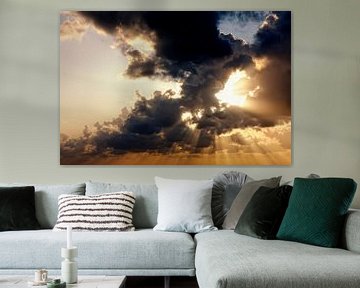 Zonnestralen door wolken van Jan Brons
