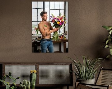 Homme torse nu tenant un bouquet de fleurs à l'intérieur sur Markus Gann
