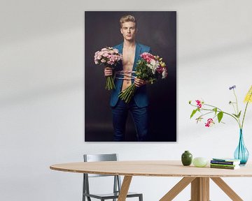 Man met twee boeketten met koord van Markus Gann