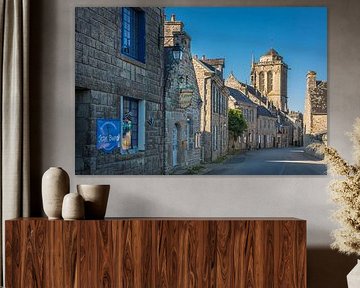Historische granieten stenen huizen en de Saint-Ronan kerk in Locronan, Bretagne