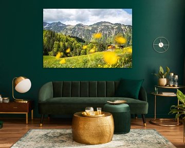 Wunderschöne Gerstruben am Trettachtal im Frühling mit schönen Blumen von Leo Schindzielorz