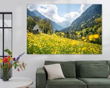 Wunderschöne Marienkapelle in Gerstruben am Trettachtal im Frühling mit schönen Blumen von Leo Schindzielorz