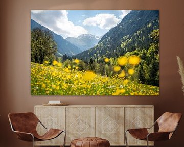 Wunderschöne Gerstruben am Trettachtal im Frühling mit schönen Blumen von Leo Schindzielorz