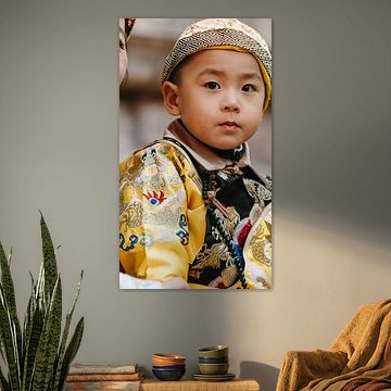 Portret van een kind in traditionele ceremoniële kleding, gefotografeerd in Beijing, China,