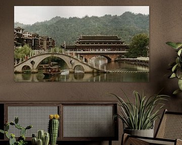 Atmosphärisches Stadtbild der alten Stadt Fenghuang, Hunan, China. von Diederik De Mezel