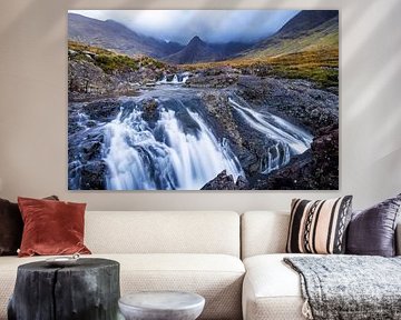 Au milieu des Fairy Falls sur l'île de Skye sur Krijn van der Giessen