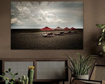 Verlaten ligstoelen onder een dreigende hemel