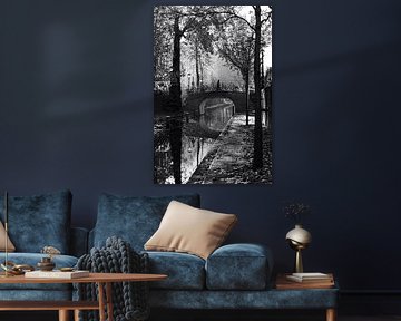 Der Spaziergänger auf der Magdalena-Brücke über die Nieuwegracht in Utrecht (schwarz-weiß)