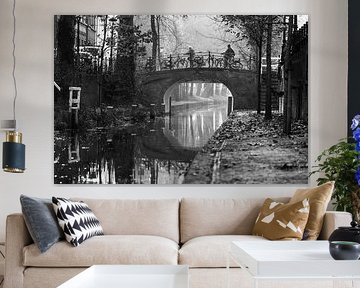 Radfahrer auf der Magdalena-Brücke über die Nieuwegracht in Utrecht (schwarz-weiß)