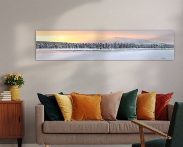 Winters panorama van de bergen van Zweeds Lapland van Krijn van der Giessen