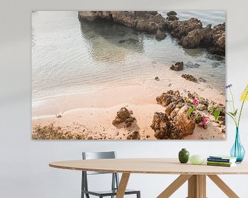 Plage d'Albufeira Lumière douce sur les rochers et le sable sur Femke Ketelaar