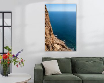 Steile Klippe und Blick auf das blaue Meer