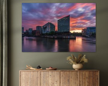 Abenddämmerung am Spiegelgebäude in Hamburg von Oliver Preuß