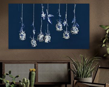 Nature morte exclusive : Roses suspendues en poterie bleue de Delft