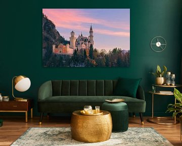 Le château de Neuschwanstein illuminé au coucher du soleil en automne