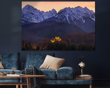 Château illuminé de Hohenschwangau au crépuscule, Bavière, Duitsla