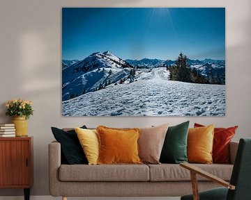 Ciel bleu vif sur une route de montagne hivernale