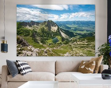 Uitzicht op de lager gelegen Gaisalpsee, de Rubihorn en de Oberallgäu in de Allgäuer Alpen van Leo Schindzielorz