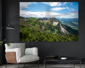 Uitzicht op de lager gelegen Gaisalpsee, de Rubihorn en de Oberallgäu in de Allgäuer Alpen van Leo Schindzielorz