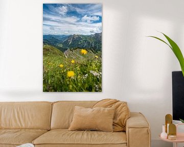 Bloemen met uitzicht op Bad Hindelang, Grünten en de Allgäu van Leo Schindzielorz