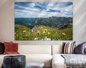 Bloemen met uitzicht op Bad Hindelang, Großer Daumen en de Allgäu van Leo Schindzielorz