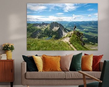Wandelaars met uitzicht op de Gaisalpsee, Rubihorn en de Oberallgäu van Leo Schindzielorz
