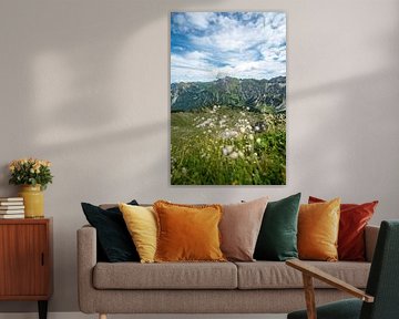 Bloemen met uitzicht op Bad Hindelang, Großer Daumen en de Allgäu van Leo Schindzielorz