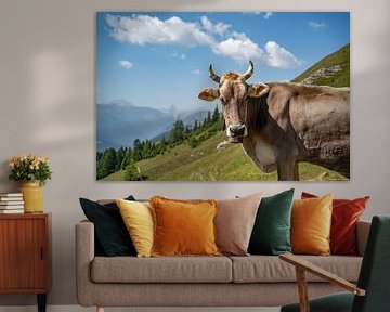 Vache suisse dans les Alpes de Davos sur Leo Schindzielorz