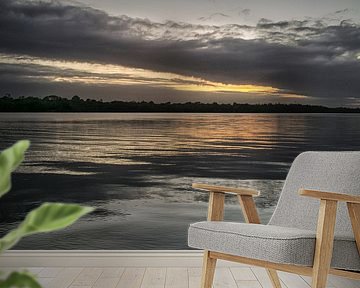 Zonsondergang op de rivier in Suriname