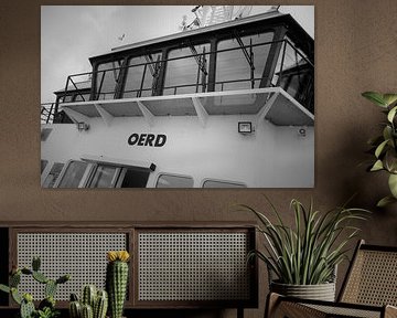 Stuurhut van de Oerd, op weg naar Schiermonnikoog (zwart-wit) van Jurjen Melinga