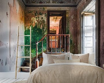 Houten Trap in Verlaten Villa met Mos.