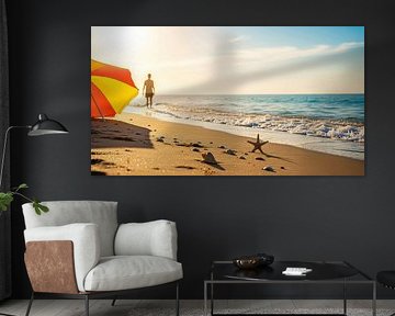 Strandtafereel met persoon, paraplu, zeesterren en schelpen. van Markus Gann