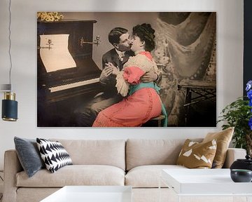 Alte Postkarte mit küssendem Liebespaar von 1909