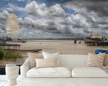 Kleurrijke houten boten in Paramaribo