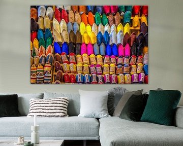 Oosterse gekleurde slippers  in de souk van Fez, Marokko van Patricia Hofmeester
