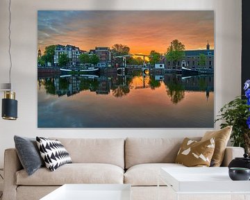 Uitzicht op de Walter Süskindbrug & Amstel river in Amsterdam,  van Amsterdam.Photos