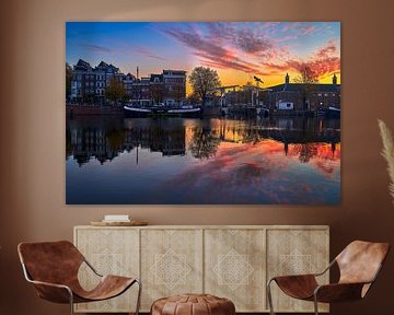 Foto der Walter-Süskind-Brücke und des Flusses Amstel in Amsterdam, 2020 von Amsterdam.Photos