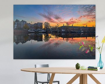 Foto der Walter-Süskind-Brücke und des Flusses Amstel in Amsterdam, 2020 von Amsterdam.Photos
