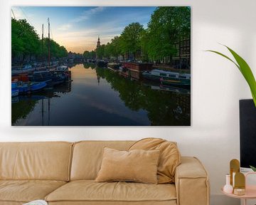 Blick über das Kromme Waal auf den Montelbaan-Turm, 2020 von Amsterdam.Photos