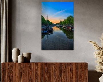 Blick über das Kromme Waal auf den Montelbaan-Turm, 2020 von Amsterdam.Photos