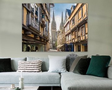 Rue Kéréon met de kathedraal Saint-Corentin, Quimper, Frankrijk van Christian Müringer