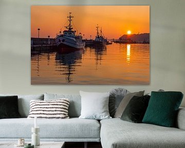 Zonsondergang en vissersboten in de haven van de stad Sassnitz op van Rico Ködder