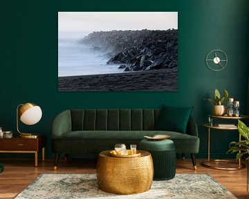 Jetée de lave sur la plage noire près de Vik