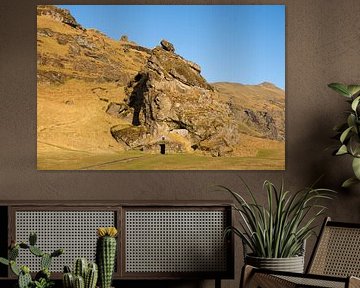 Chalet islandais dans les rochers