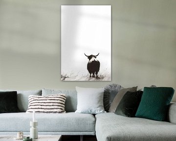 Schottischer Highlander zwischen Schnee und Ruhe