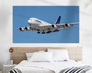 Landende Lufthansa Airbus A380-800 passagiersvliegtuig. van Jaap van den Berg